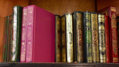 İslam dini kitapları, kitap dikenleri, altın yazılı renkli kapaklar, Cezayir, Cezayir, Afrika