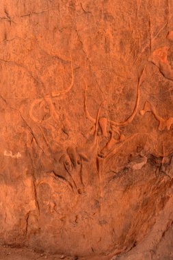 Tegharghart 'ta, Djanet, Tassili nAjjer Ulusal Parkı, Cezayir, Sahara, Afrika yakınlarındaki ağlayan bir ineğin kayası.
