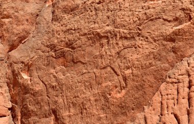 Tarih öncesi taşlıklar, Tadrart Rouge 'da kaya sanatı, Tadrart Akkak, Sahara, Cezayir, yatay manzara, Afrika