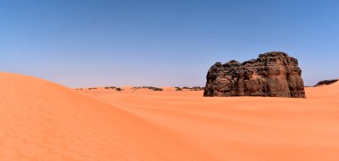 Kum tepeleri ve kaya oluşumlarıyla Cezayir Sahra Panoraması, Afrika