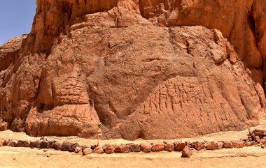 Tarih öncesi taşlıklar, Tadrart Rouge 'da kaya sanatı, Tadrart Akkak, Sahara, Cezayir, yatay manzara, Afrika