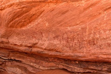 Mızraklı avcılar - tarih öncesi petroglyph, Tadrart Rouge 'da kaya sanatı, Tadrart Akkak, Sahara, Cezayir, yatay manzara, Afrika