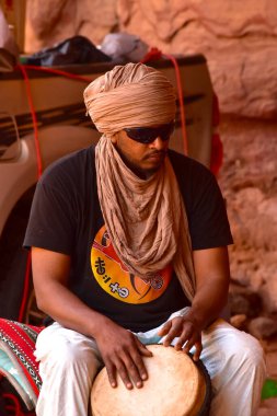 Genç Tuareg davul çalıyor, Djanet, Sahara, Cezayir, Afrika