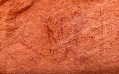 Mızraklı avcılar - tarih öncesi petroglif, antik kaya çizimi, Tadrart Rouge 'da kaya sanatı, Tadrart Akkak, Sahara, Cezayir, Afrika