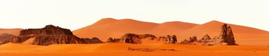 Sahra Çölü 'ndeki kum tepeleri ve kayalar, panoramik manzara, Tadrart ve Tassili n' Ajjer dağlarındaki Cezayir kısmı, Afrika