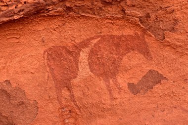 Hayvan - tarih öncesi petroglyph, antik kaya çizimi, Tadrart Rouge 'da kaya sanatı, Tadrart Akkak, Sahara, Cezayir, yatay manzara, Afrika
