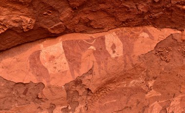 Hayvanlar - tarih öncesi petroglyph, antik kaya çizimi, Tadrart Rouge 'da kaya sanatı, Tadrart Akkak, Sahara, Cezayir, yatay manzara, Afrika