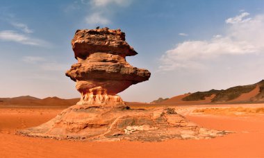 Tadrart Rouge 'da kaya oluşumları, Tassili N' Ajjer Ulusal Parkı. Sahra Çölü, turuncu kum ve kayalar. Tatiller ve Cezayir 'de seyahat. Sahra, Cezayir, Afrika.