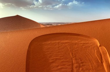 Sahra Çölü 'ndeki kum tepeleri, kum tepeleri, Sahra Çölü' nün Cezayir kısmı Tadrart ve Tassili n 'Ajjer dağları, Afrika