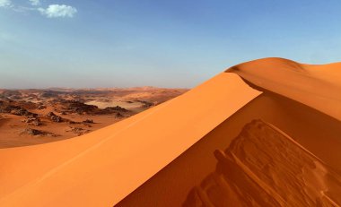 Sahra Çölü 'ndeki kum tepeleri, kum tepeleri, Sahra Çölü' nün Cezayir kısmı Tadrart ve Tassili n 'Ajjer dağları, Afrika