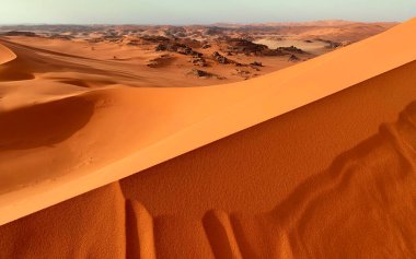 Sahra Çölü 'ndeki kum tepeleri, kum tepeleri, Sahra Çölü' nün Cezayir kısmı Tadrart ve Tassili n 'Ajjer dağları, Afrika