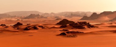Sahra Çölü 'ndeki kum tepeleri ve kayalar, Tadrart ve Tassili n' Ajjer dağlarındaki Cezayir bölgesi, Afrika