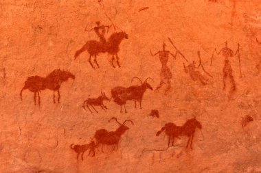 Hayvanlar ve insanlar - tarih öncesi petroglyph, Tadrart Rouge 'da kaya sanatı, Tadrart Akkak, Sahara, Cezayir, yatay manzara, Afrika