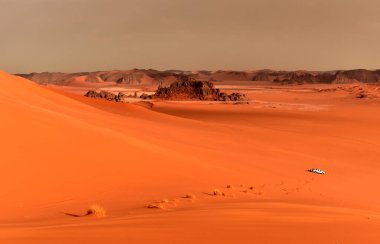 Sahra Çölü 'ndeki kum tepeleri ve kayalar, Tadrart ve Tassili n' Ajjer dağlarındaki Cezayir bölgesi, Afrika