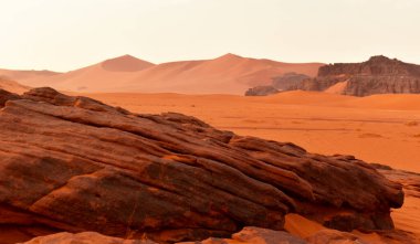 Sahra Çölü 'ndeki kum tepeleri ve kayalar, Tadrart ve Tassili n' Ajjer dağlarındaki Cezayir bölgesi, Afrika