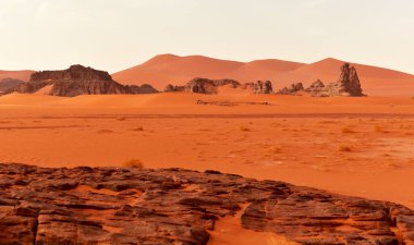 Sahra Çölü 'ndeki kum tepeleri ve kayalar, Tadrart ve Tassili n' Ajjer dağlarındaki Cezayir bölgesi, Afrika