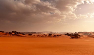 Sahra 'daki kum tepeleri ve kayalar, Tadrart ve Tassili n' Ajjer dağlarındaki Cezayir bölgeleri. Sahra üzerinde fırtına bulutları, Afrika.