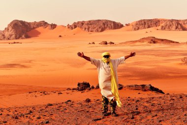 Tuareg, Sahra Çölü 'nün yerel rehberi, arka planda kum tepeleri ve dağlar, Djanet, Sahara, Cezayir.