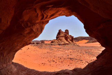 Kayanın ötesine bak, kaya gözü postada, Sahra manzarası, Cezayir.