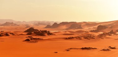 Sahra Çölü 'ndeki kum tepeleri ve kayalar, Tadrart ve Tassili n' Ajjer dağlarındaki Cezayir bölgesi, Afrika