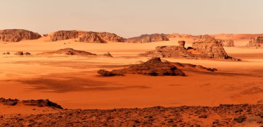 Sahra Çölü 'ndeki kum tepeleri ve kayalar, Tadrart ve Tassili n' Ajjer dağlarındaki Cezayir bölgesi, Afrika