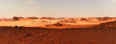 Sahra Çölü 'ndeki kum tepeleri ve kayalar, Tadrart ve Tassili n' Ajjer dağlarındaki Cezayir bölgesi, Afrika