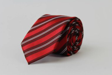 Beyaz arkaplanda kırmızı kravat