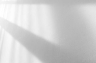 Beyaz duvar arkaplanı ya da arkaplan üzerine pencere gölgesi damla etkisi