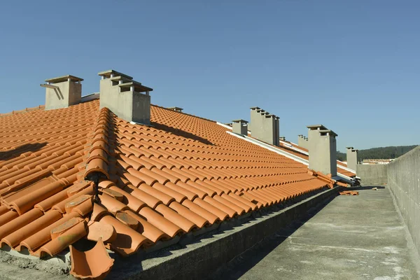 Unfertiges Dach Eines Bau Befindlichen Mehrfamilienhauses Mit Blauem Himmel Das — Stockfoto