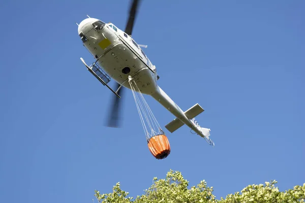 Orman yangınıyla mücadele helikopteri yaklaşıyor.