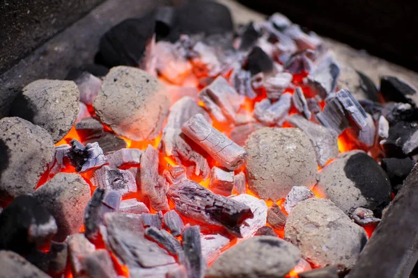 Λεπτομερής Προβολή Της Καύσης Κάρβουνα Για Μαγείρεμα Στη Σχάρα Μπάρμπεκιου — Φωτογραφία Αρχείου