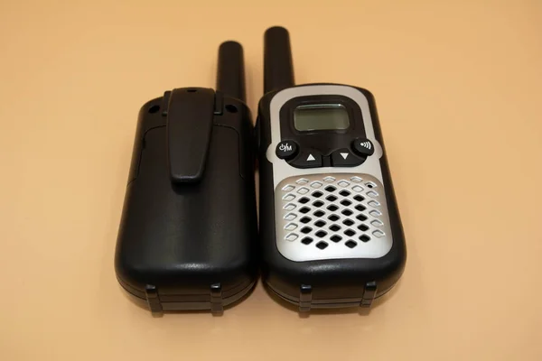 Pareja Walkie Talkies Aislados Sobre Fondo Neutro —  Fotos de Stock