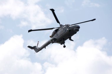 Westland Lynx Mk. 95 Donanma Helikopteri bulutlu bir günde tam gaz uçuyor.