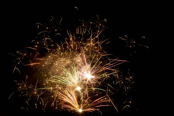 Güneşli bir günde açık gökyüzü olan bir yaz gecesinde arka bahçede güzel havai fişekler.