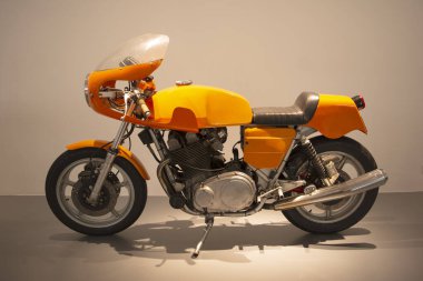 1972 model klasik yarış bisikleti, fabrika detaylarıyla olağanüstü bir şekilde korunmuş.