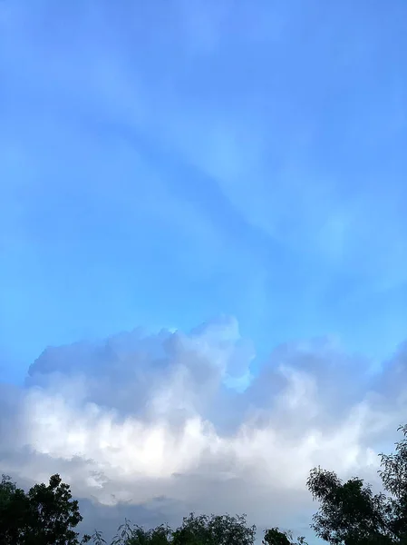 Λευκό Θολό Στο Μπλε Ουρανό Φυσικό Υπόβαθρο Αντίγραφο Χώρο Για — Φωτογραφία Αρχείου