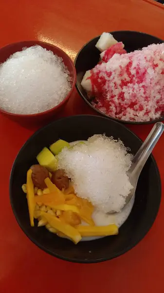 Ice Dessert Diatapi Dengan Susu Kental Manis — Stok Foto