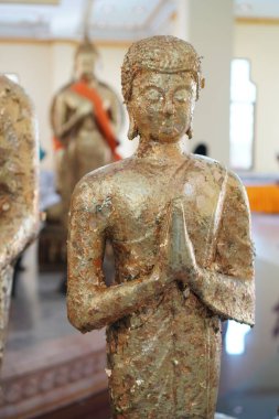 Altın yapraklı Buda heykeli