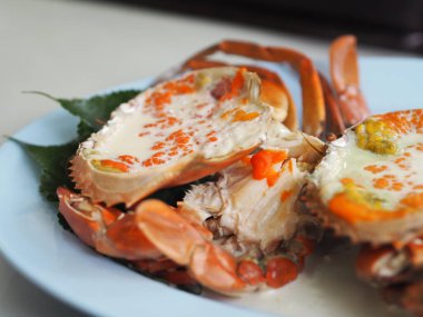 Buharda pişmiş yengeç, yumurta ve sütlü yengeç.