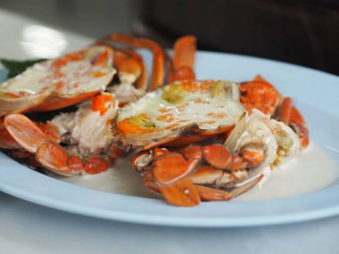 Yumurtalı ve sütlü haşlanmış yengeç.