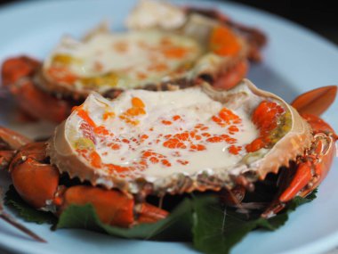 Buharda pişmiş yengeç, yumurta ve sütlü yengeç.