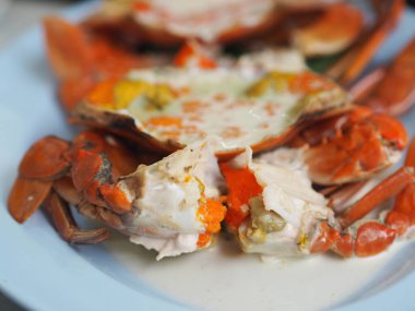 Yumurtalı yengeç sütlü deniz ürünleri. 