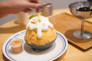 Bingsu Thai çayı ve siyah çim jölesi.