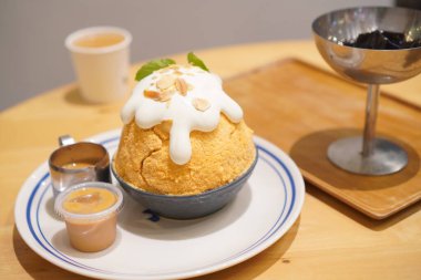 Bingsu Thai çayı ve siyah çim jölesi.