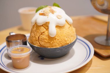 Bingsu Thai çayı ve siyah çim jölesi.