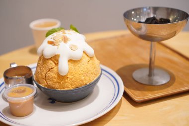 Bingsu Thai çayı ve siyah çim jölesi.