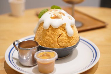 Bingsu Thai çayı ve siyah çim jölesi.