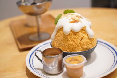 Bingsu Thai çayı ve siyah çim jölesi.