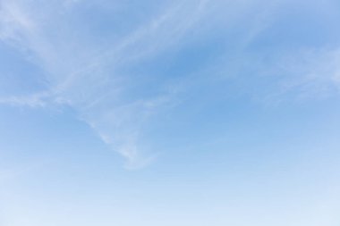 Yaz mavisi gökyüzü bulutu gradyan açık beyaz zemin. Güneşin altında açık bulutlu bir güzellik sakin bir kış havası. Çevresel gündüz ufuk çizgisinde kasvetli, canlı Cyan manzarası ufuk çizgisi bahar rüzgarı