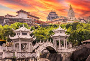 Georgetown, Penang, Malezya - Fabruary 22, 2023: Kek Lok Si Tapınağı 'nda turistler, birçok turistik etkinliğe sahip bir miras tapınağı, Penang, Malezya